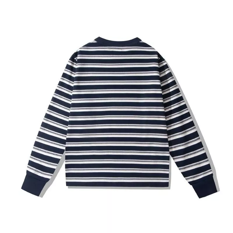 Dettaglio collo e cuciture della maglia a righe blu navy