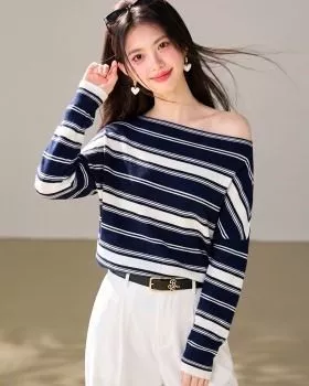 Maglione donna blu a righe scollo largo indossato frontalmente