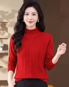 Modella indossa maglione rosso collo alto con motivo a maglia