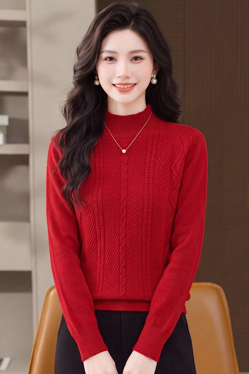 Modella sorride indossando maglione rosso collo alto