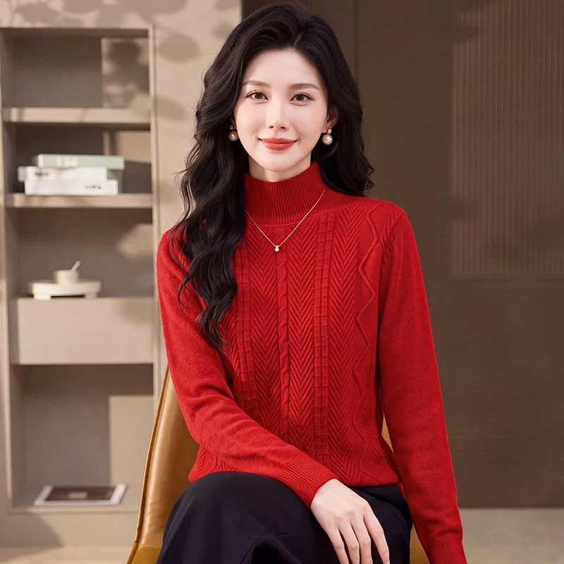 Modella in primo piano con maglione rosso lavorazione a maglia
