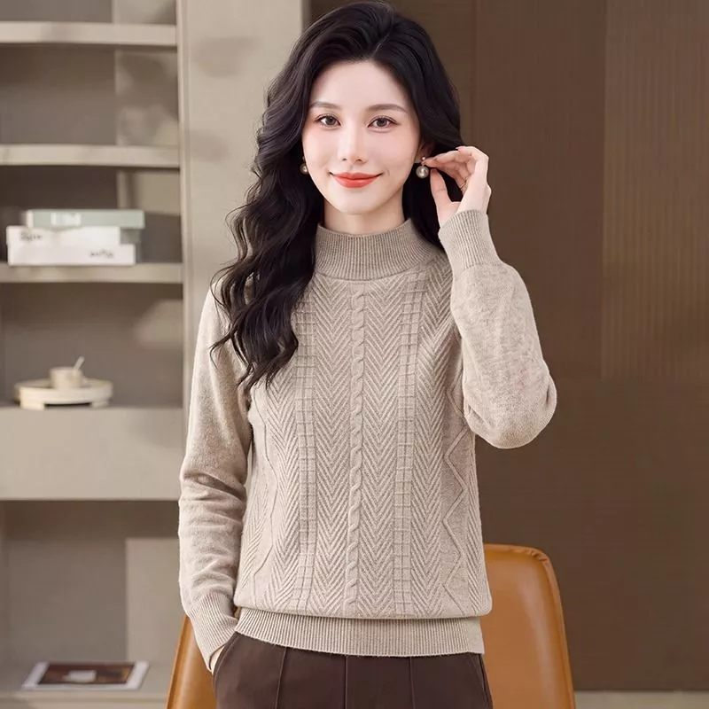 Modella con maglione beige collo alto e lavorazione a maglia