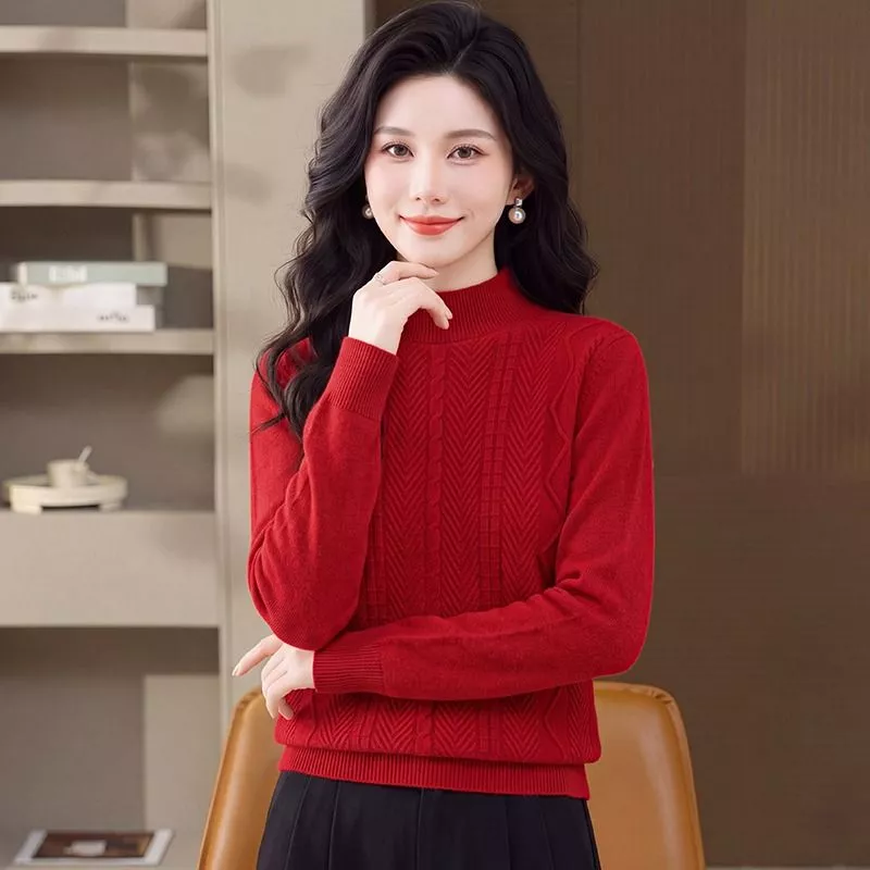 Modella indossa maglione rosso dal dettaglio tessuto a maglia