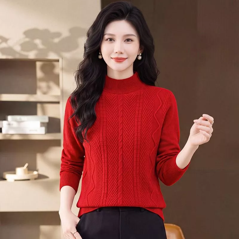 Dettaglio del maglione rosso indossato dalla modella