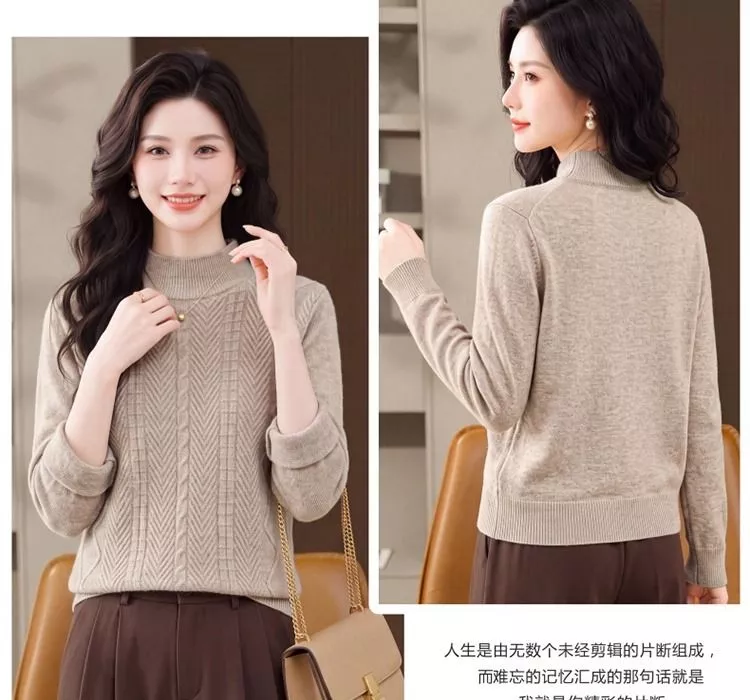Vista laterale e frontale maglione beige a collo alto