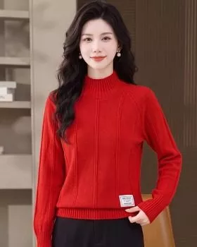 Maglione donna collo alto rosso con dettagli a coste indossato frontalmente