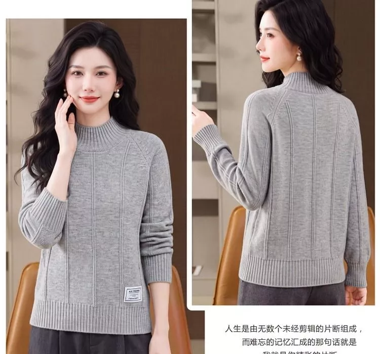 Vista frontale e retro maglione collo alto grigio chiaro a coste indossato frontalmente
