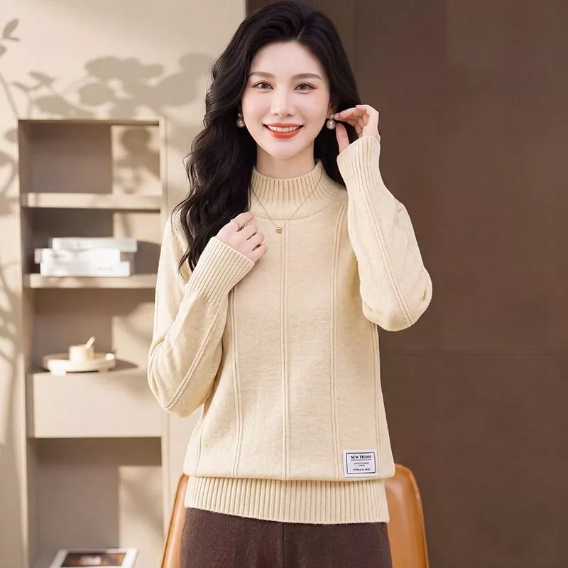 Maglione donna collo alto albicocca a coste indossato frontalmente