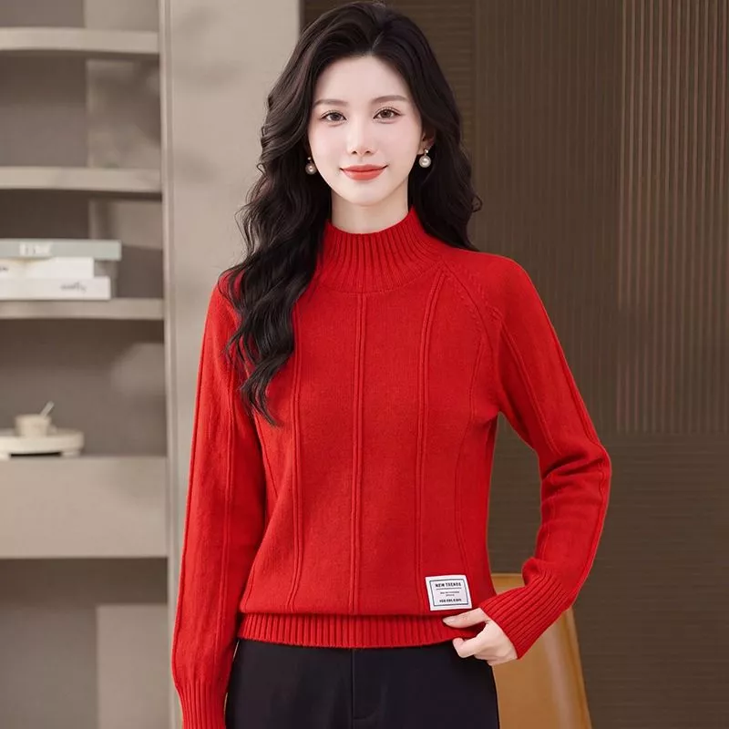 Maglione donna collo alto rosso con dettagli a coste indossato frontalmente
