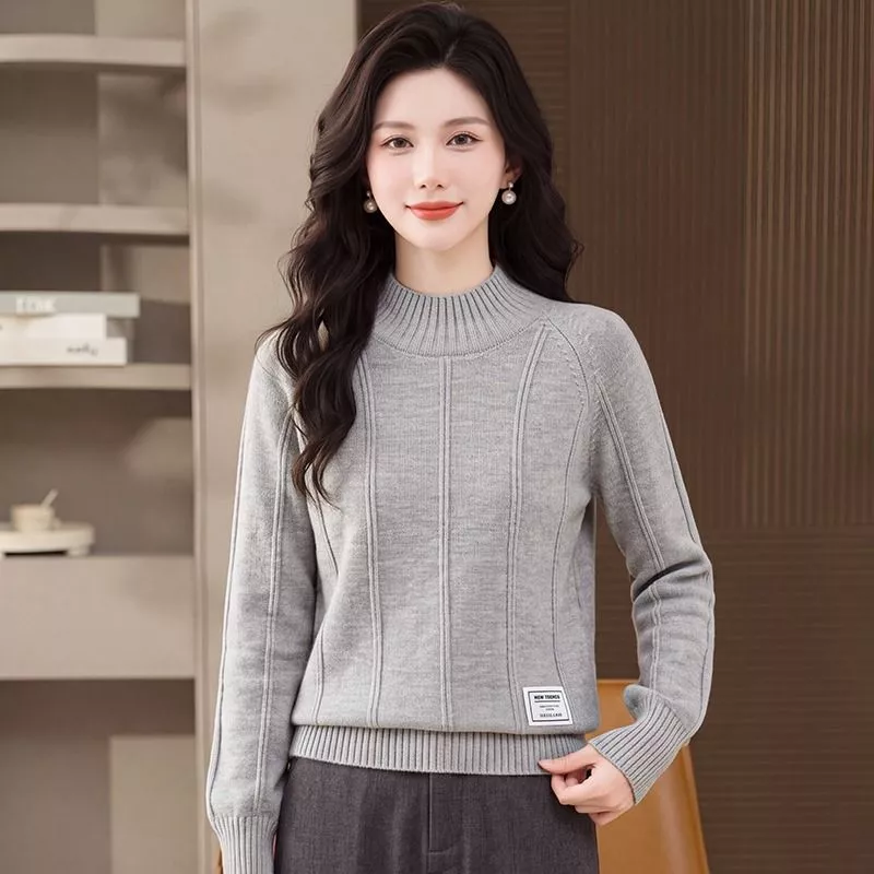 Maglione donna collo alto grigio chiaro a coste indossato frontalmente