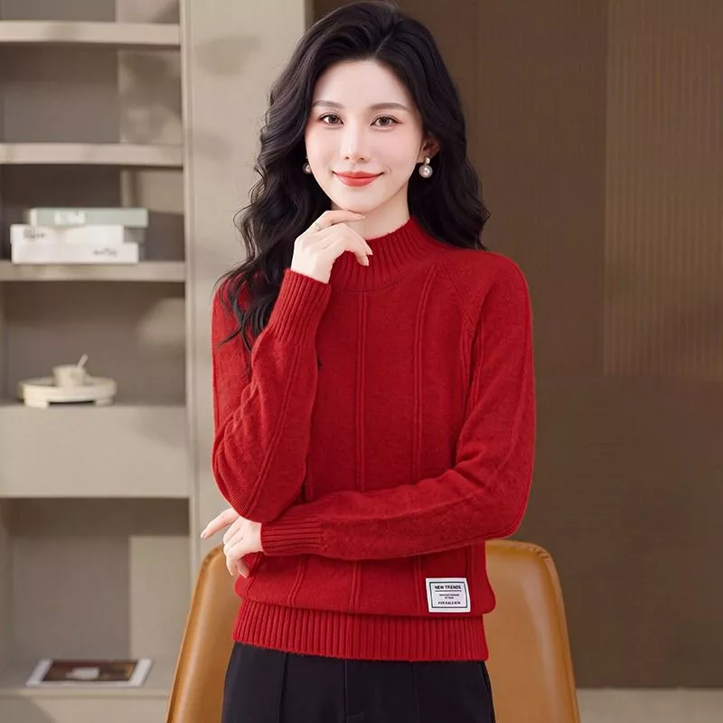 Maglione donna collo alto rosso con dettagli a coste indossato casualmente