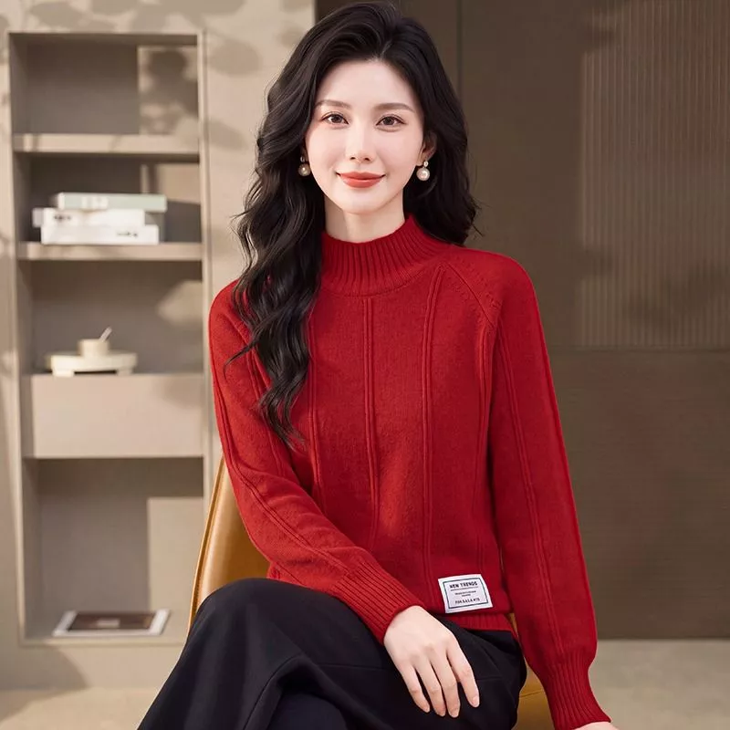 Maglione donna collo alto rosso indossato in posa seduta