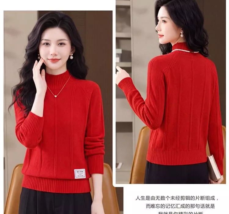 Vista frontale e retro maglione collo alto rosso con dettagli a coste
