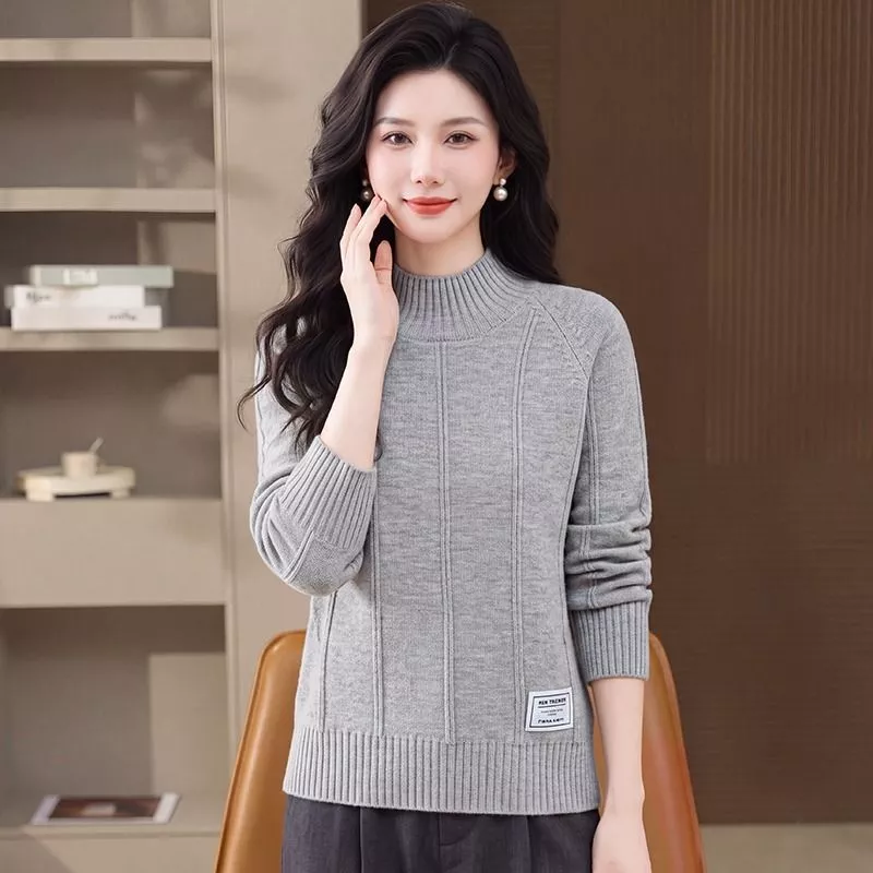 Maglione donna collo alto grigio chiaro a coste indossato frontalmente
