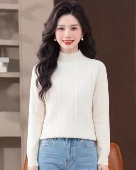 Donna con maglione bianco a collo alto a giro indossato in ambiente interno