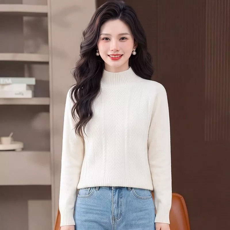 Donna con maglione bianco a collo alto a giro in posa frontale