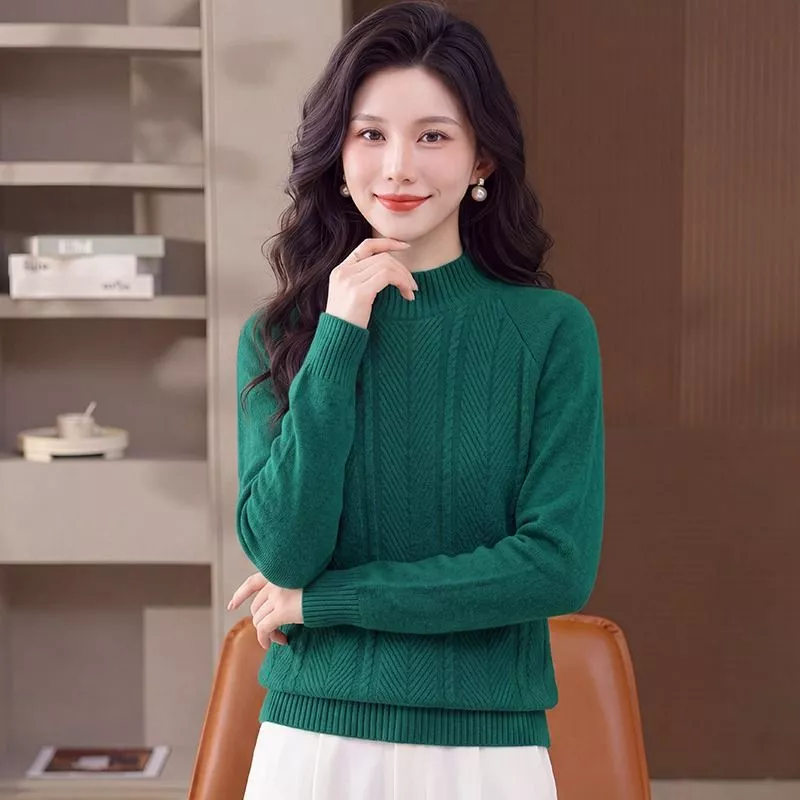 Donna con maglione verde a collo alto a giro in posa frontale