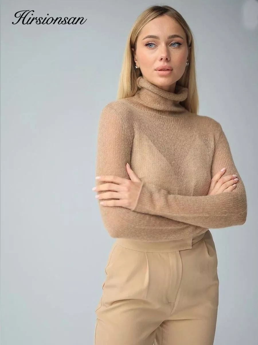 Maglione donna beige a collo alto e maniche lunghe indossato con pantaloni