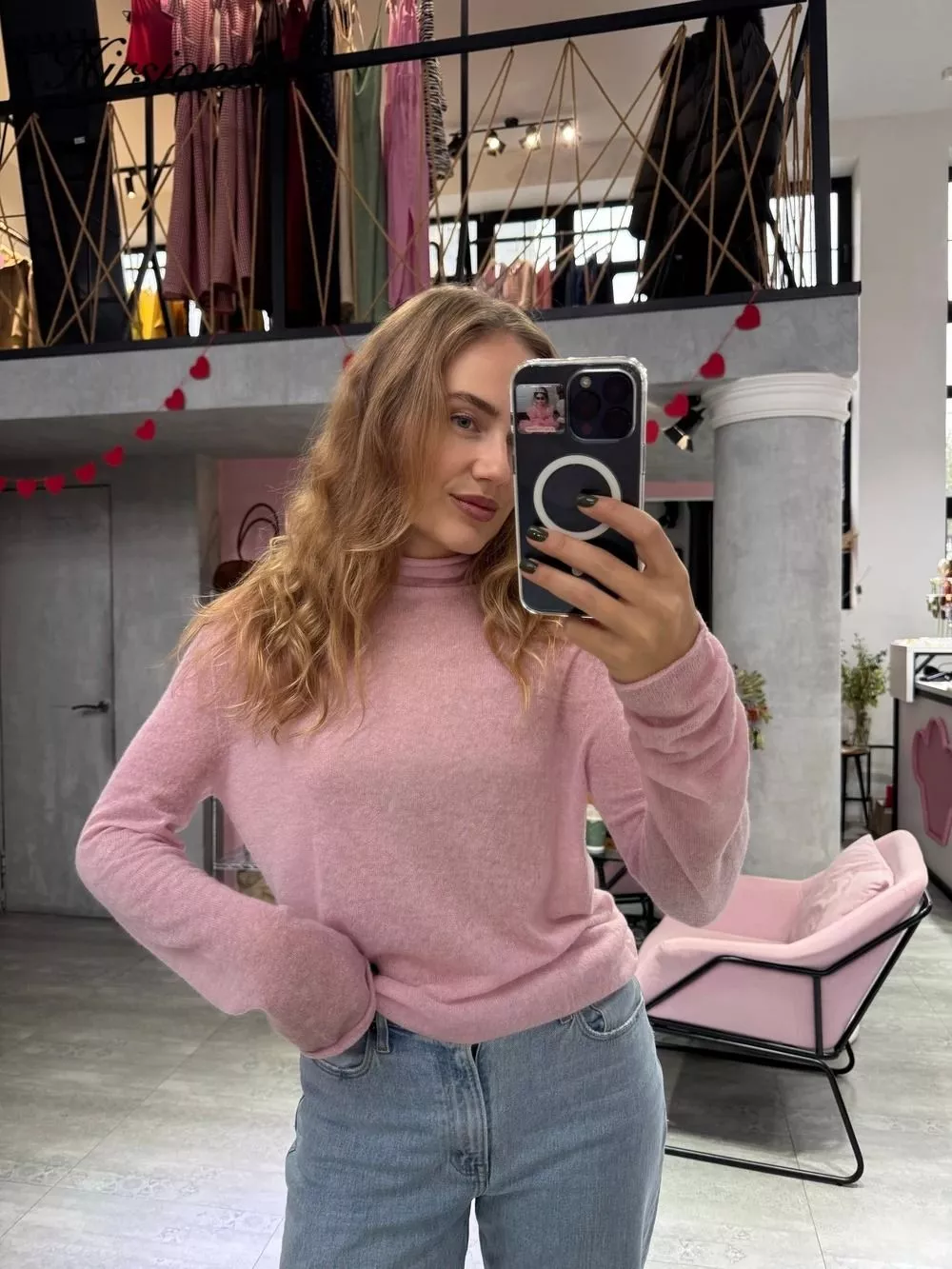 Maglione donna rosa a collo alto e maniche lunghe indossato, vista frontale