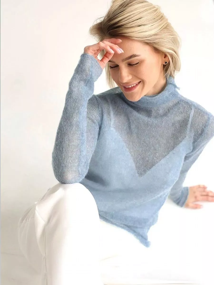 Maglione donna azzurro chiaro a collo alto, dettaglio della maglia fine