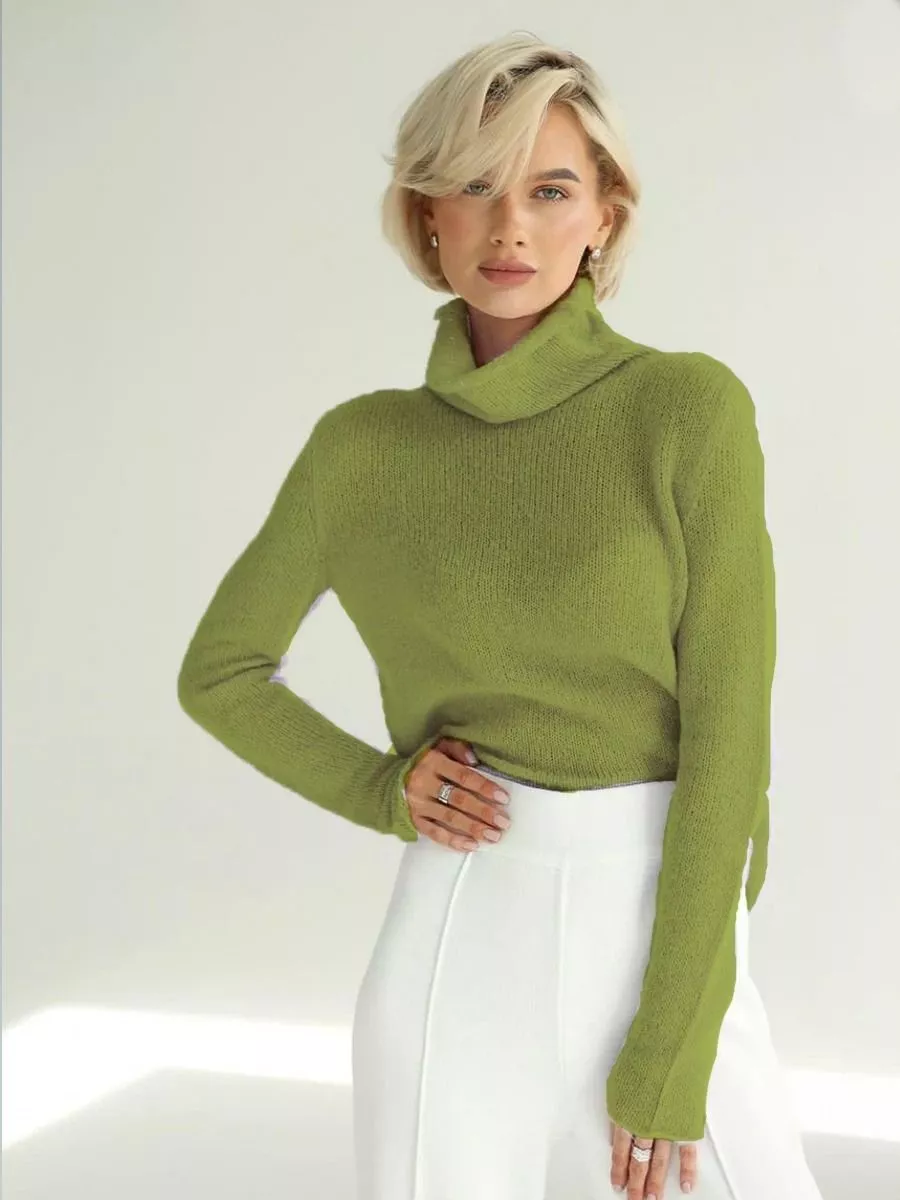 Maglione donna verde chiaro a collo alto e maniche lunghe indossato