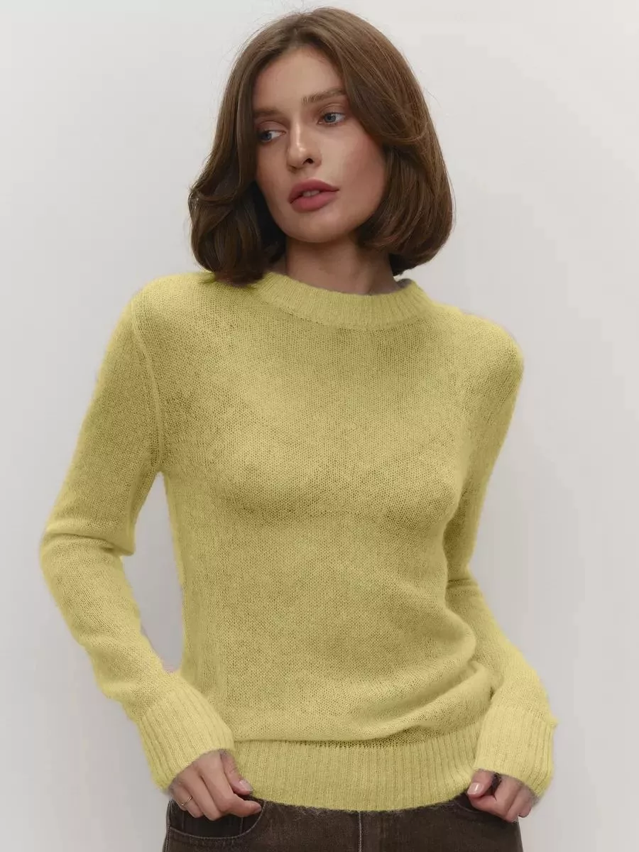 Maglione donna giallo con girocollo e maniche lunghe indossato