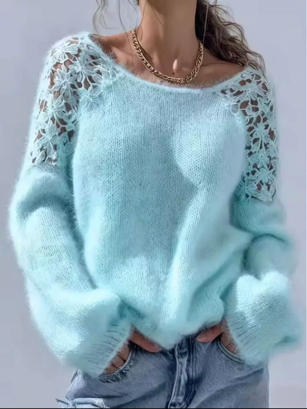 Maglione donna azzurro chiaro con maniche in pizzo floreale e scollo a barchetta davanti