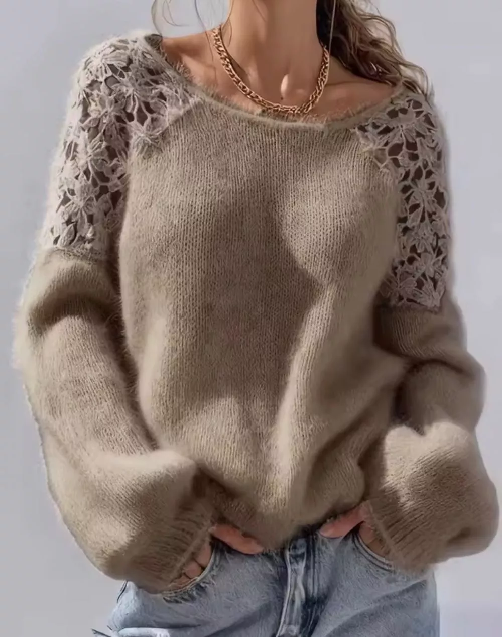 Maglione donna beige con maniche in pizzo floreale e scollo a barchetta davanti