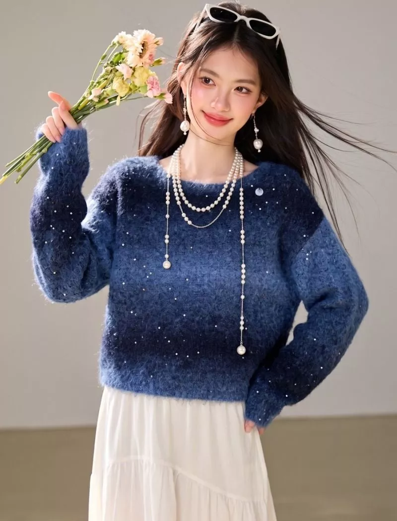 Dettaglio del maglione donna blu sfumato con maniche lunghe e piccole paillettes