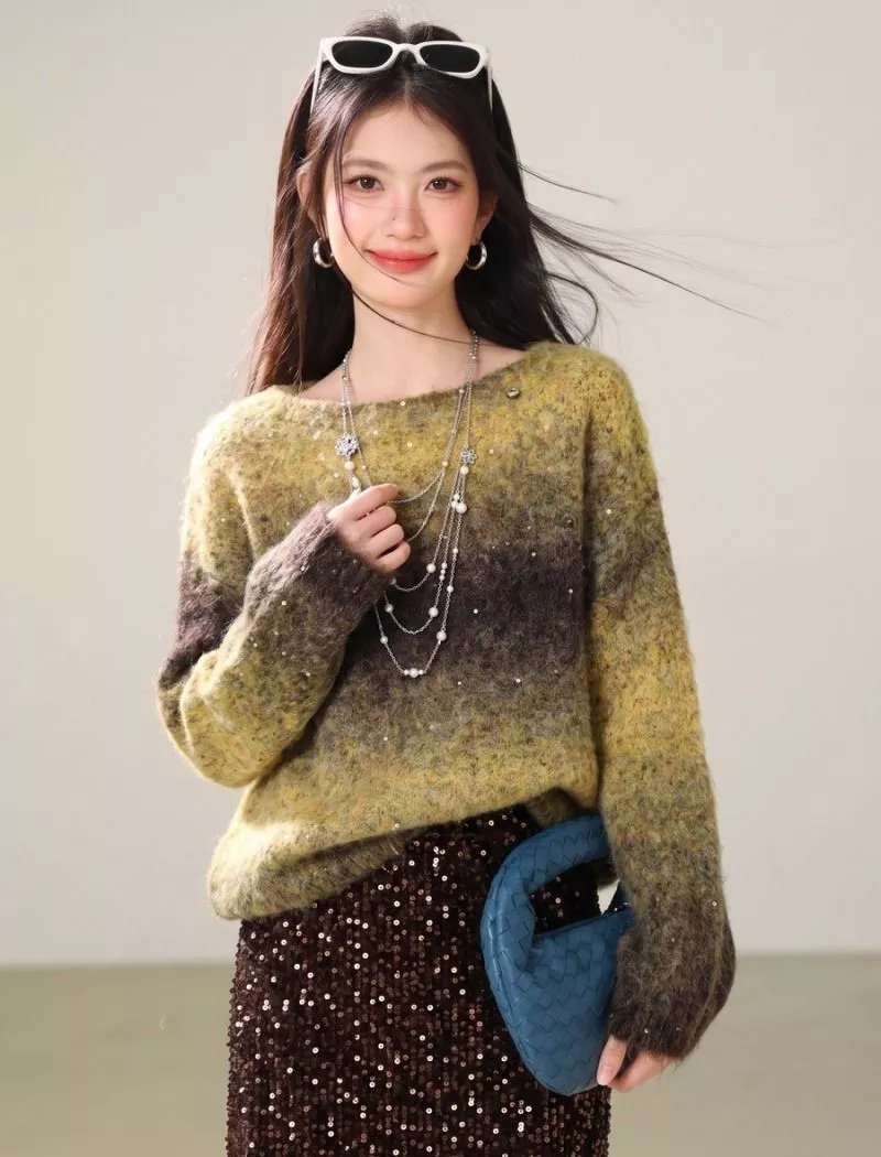 Maglione donna giallo sfumato con maniche lunghe, abbinato a gonna corta marrone con paillettes