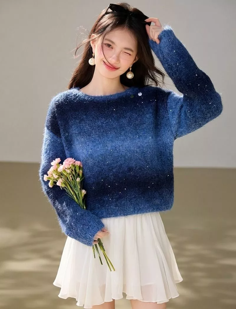 Maglione donna blu sfumato vista frontale con gonna bianca a pieghe
