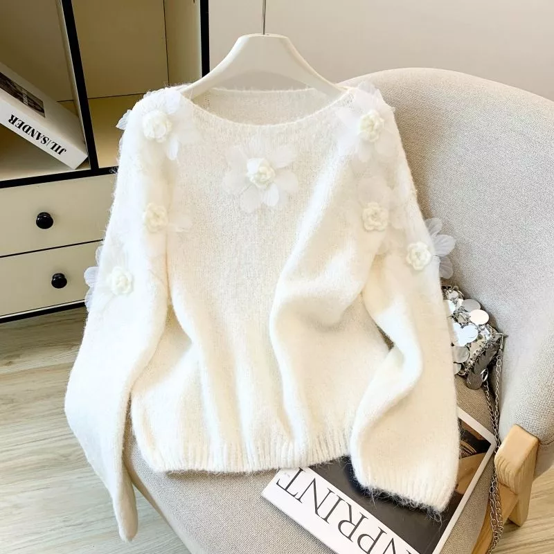 Vista frontale maglione donna bianco con fiori su sedia