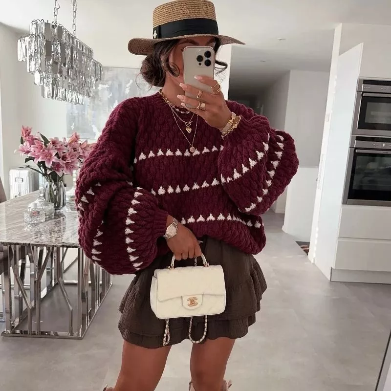 Donna con maglione bordeaux righe bianche e gonna a volant marrone