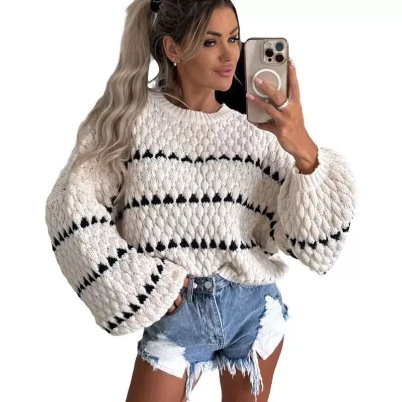 Donna con maglione bianco righe nere e shorts di jeans