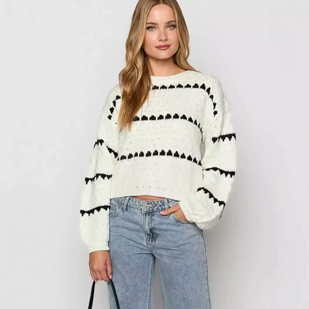 Donna con maglione bianco righe nere e shorts jeans