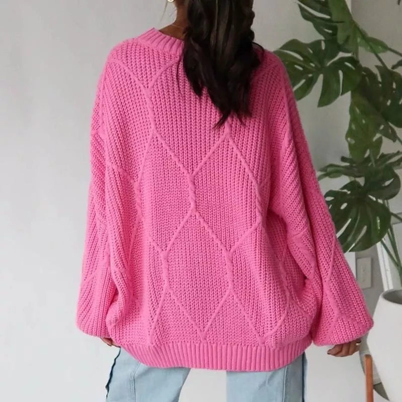 Maglione donna fucsia oversize a maglia con maniche ampie e jeans chiari