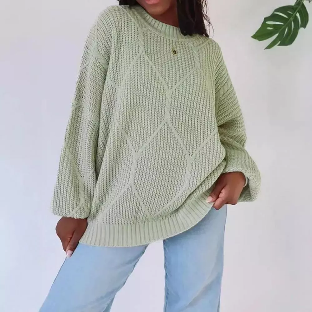 Maglione donna verde salvia oversize con maniche a sbuffo e jeans chiari