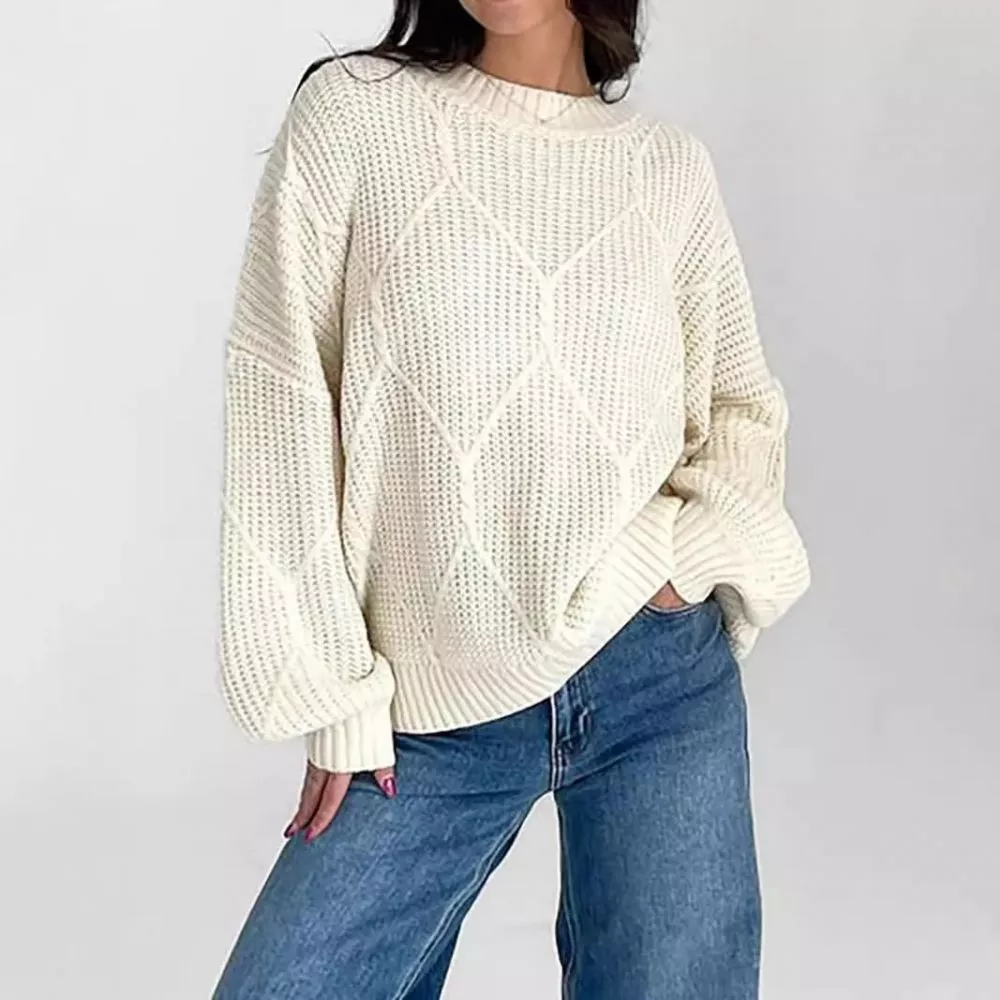 Maglione donna beige chiaro oversize a maglia con maniche ampie e jeans