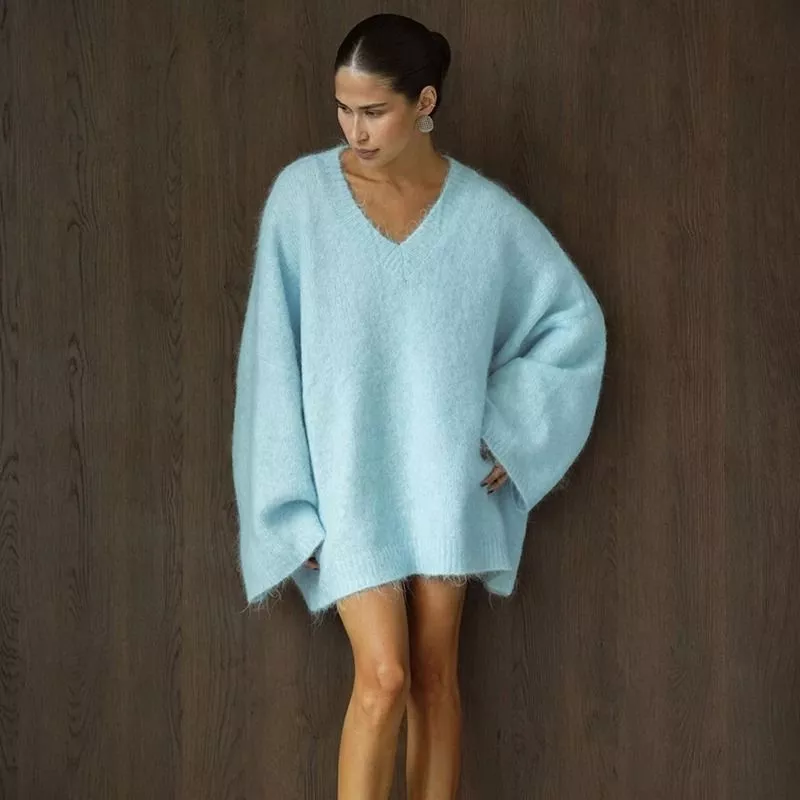 Maglione oversize donna azzurro chiaro con scollo a V, maniche larghe, vista frontale inclinata