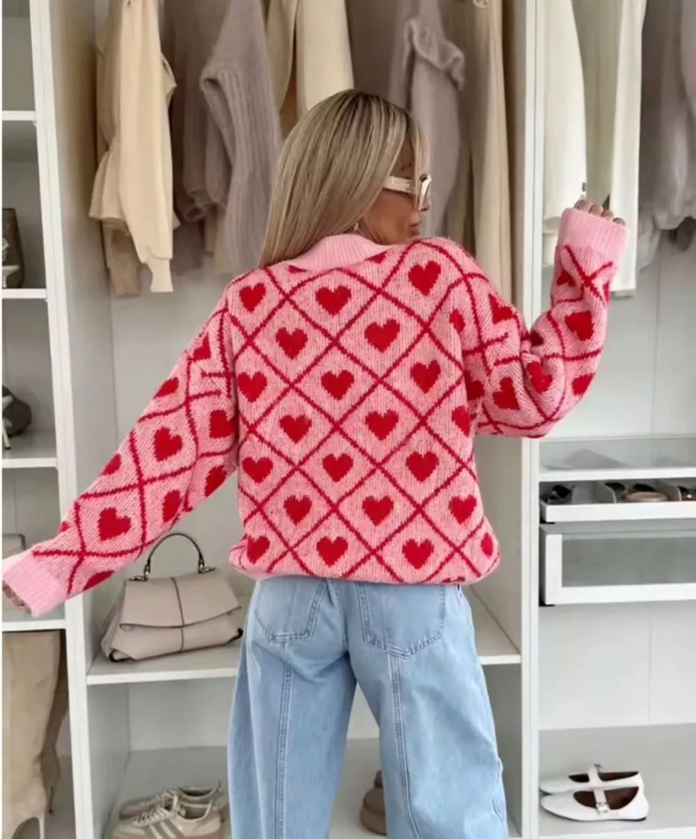Maglione donna rosa con cuori rossi indossato di spalle, mostra il retro del capo abbinato con jeans chiari