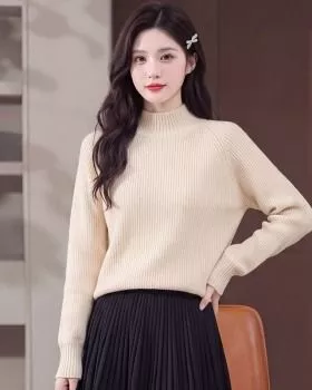 Maglione donna rosa a maglia con collo alto mezzo, vista frontale e dettaglio manica