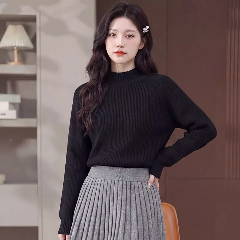 Maglione donna nero a maglia con collo alto mezzo, abbinato a gonna grigia plissettata