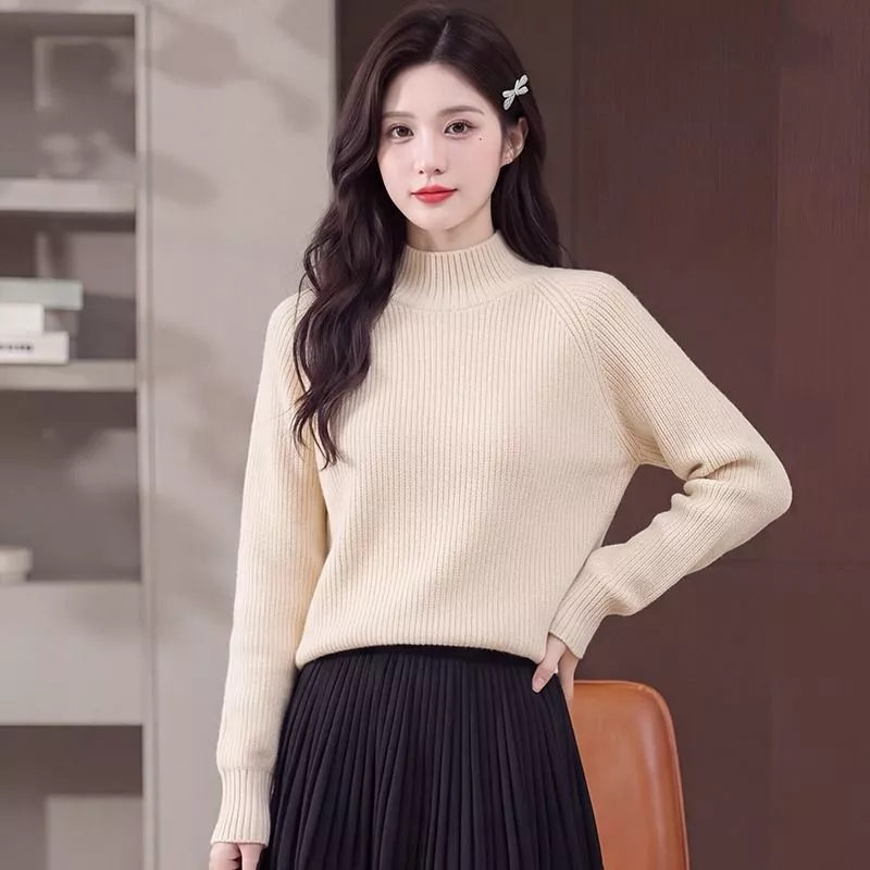 Maglione donna beige a maglia con collo alto mezzo e manica lunga
