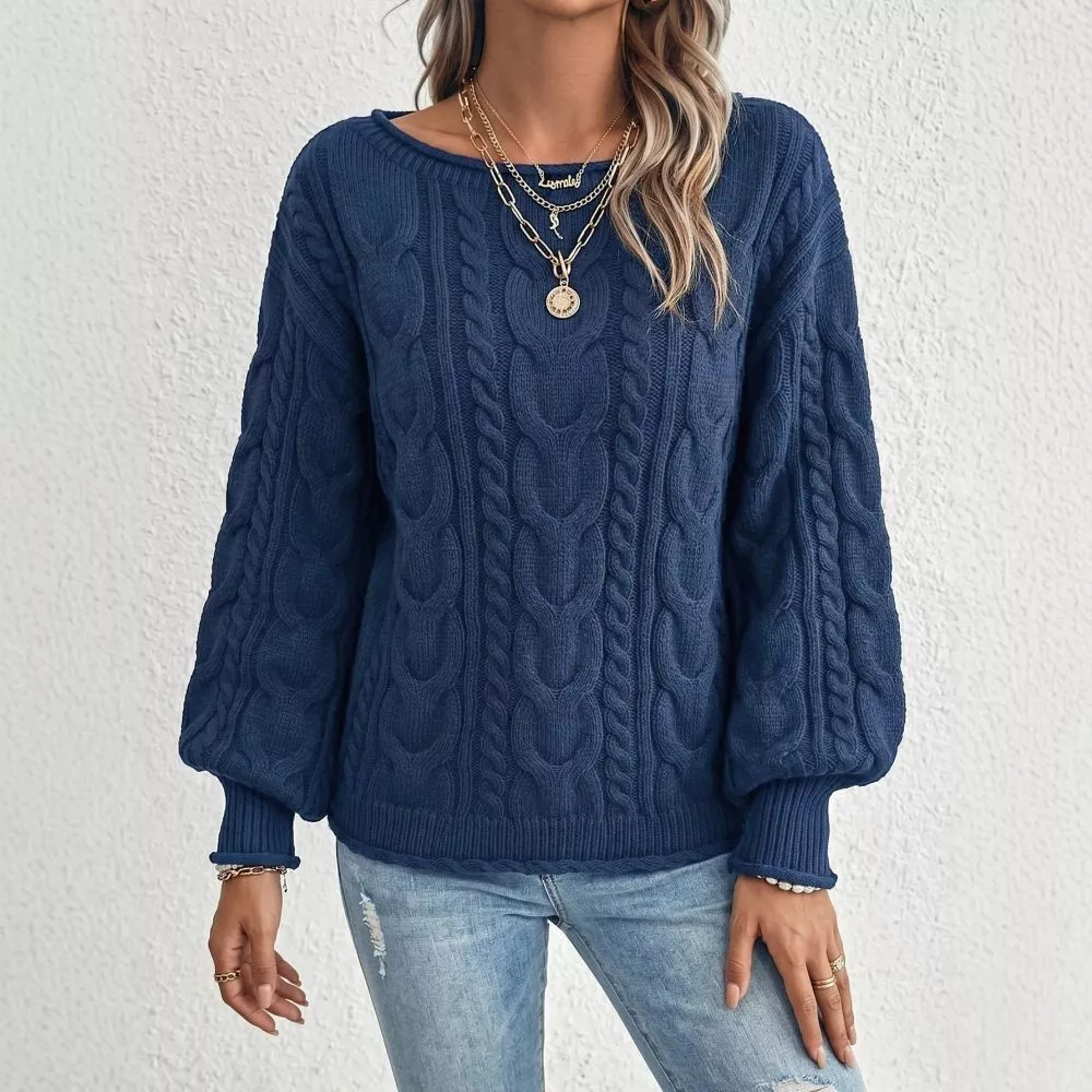 Maglione donna blu con lavorazione a treccia indossato con jeans chiari