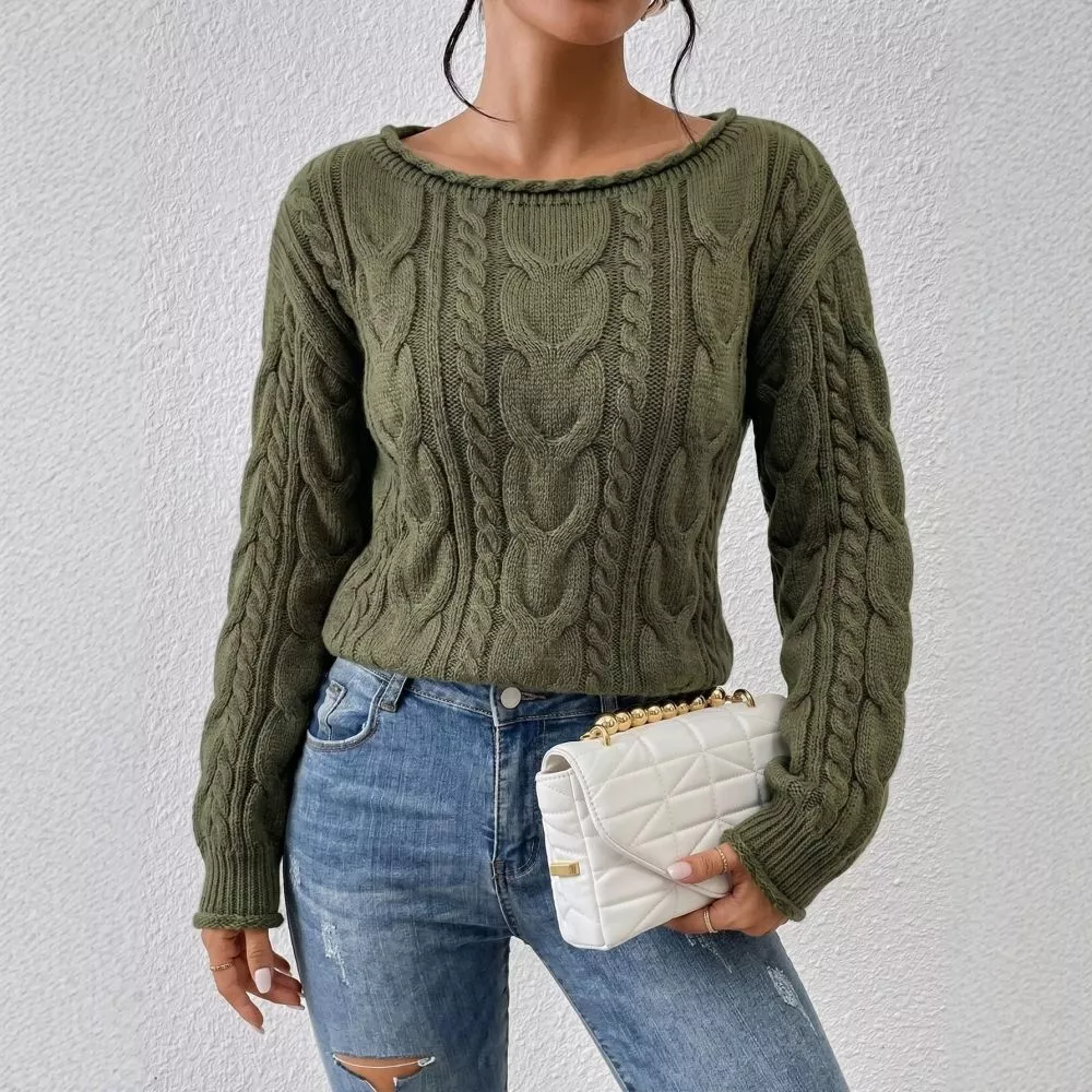 Maglione donna verde con lavorazione a treccia indossato con jeans e borsa bianca