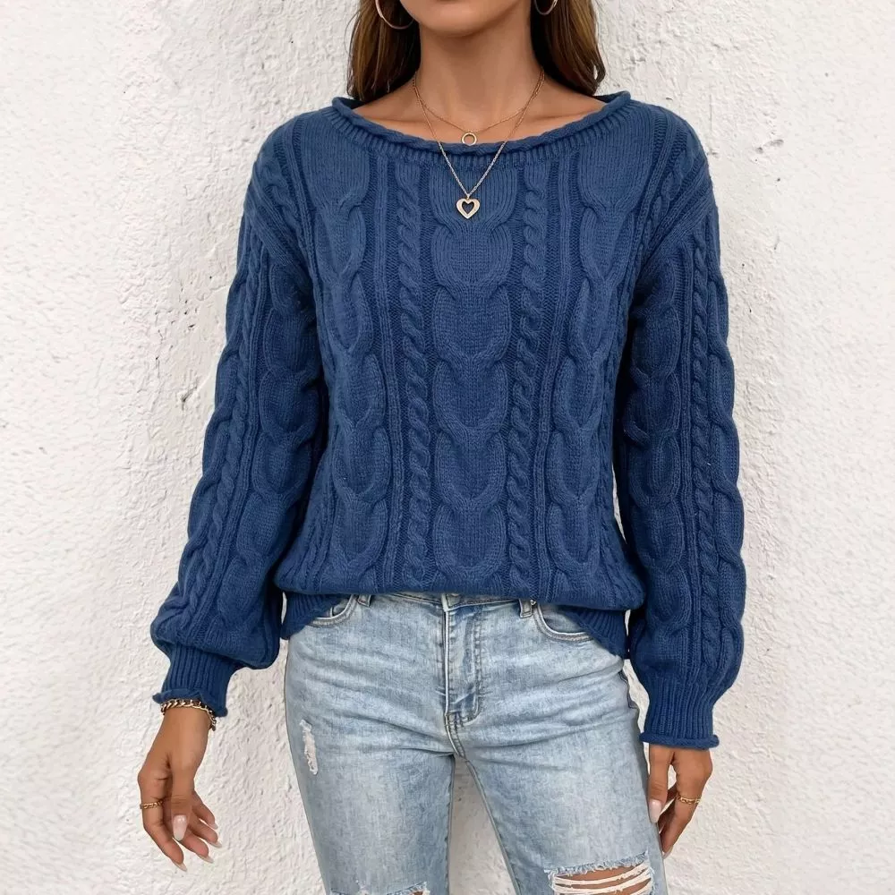Maglione donna blu navy con lavorazione a treccia indossato con jeans