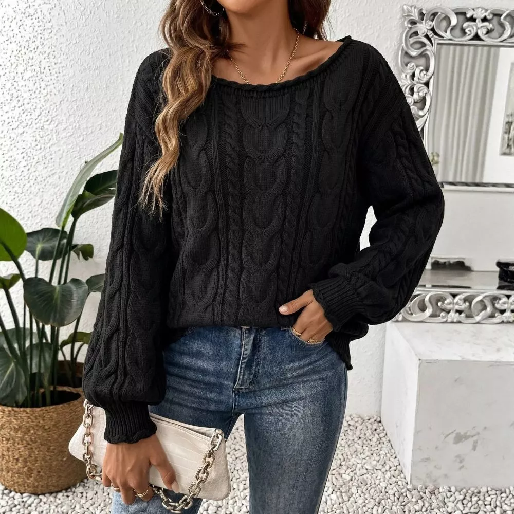 Maglione donna nero con lavorazione a treccia indossato con jeans e borsa bianca