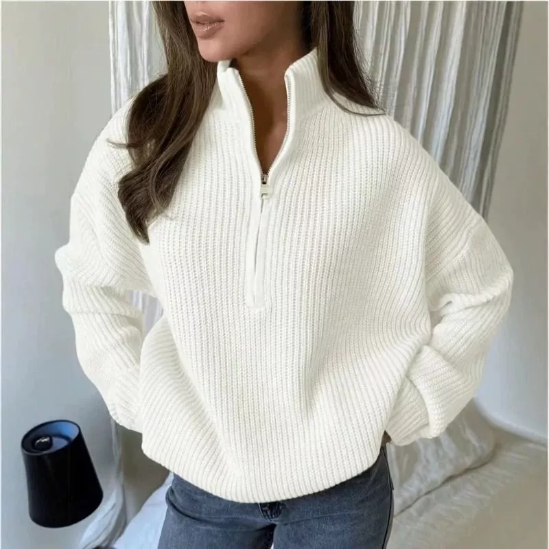 Maglione donna bianco a costine con zip mezza cerniera e collo alto indossato