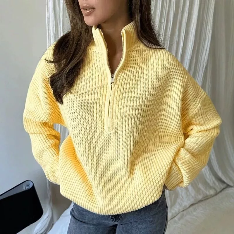 Maglione donna giallo chiaro a costine con zip mezza cerniera e collo alto indossato