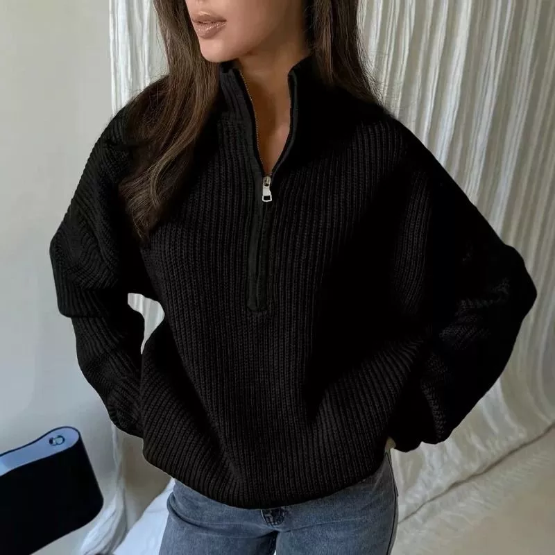 Maglione donna nero a costine con zip mezza cerniera e collo alto indossato
